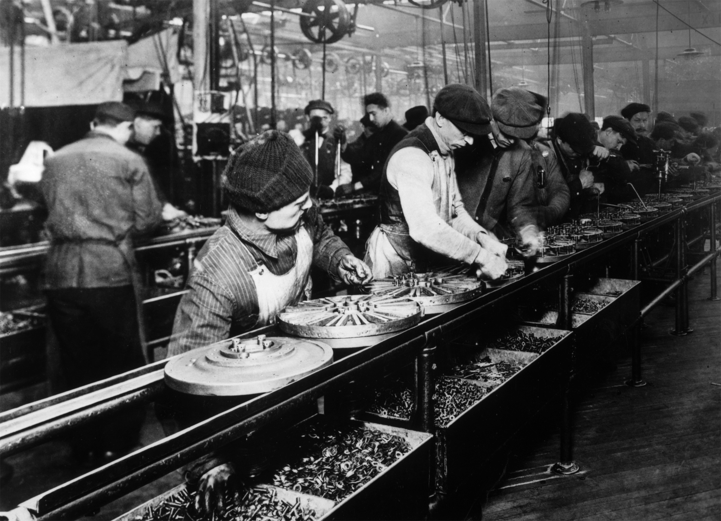 Завод начало 20 века. Henry Ford Assembly line.